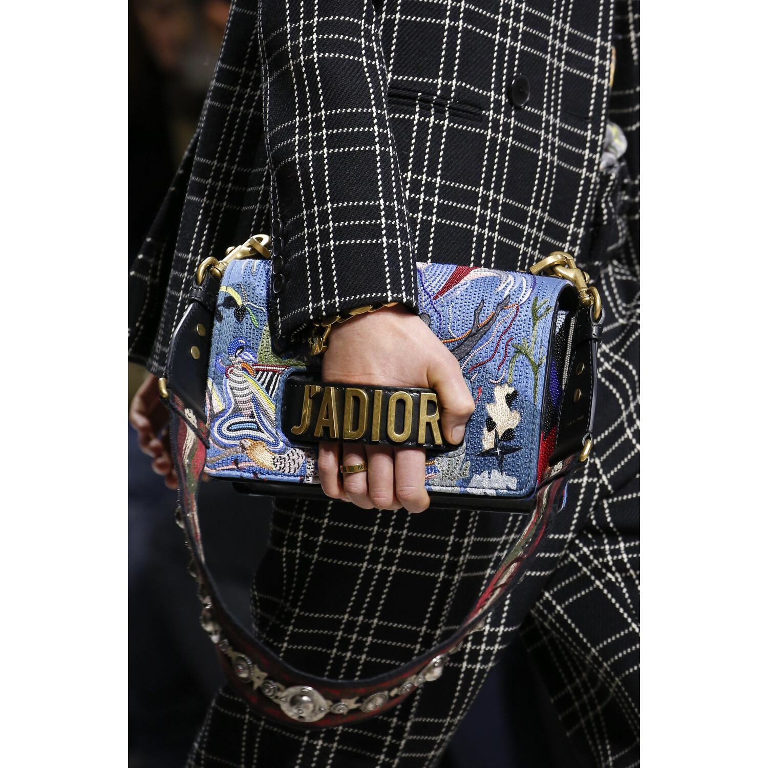 Фото Details Christian Dior , Details Dior Fall 2018 Ready-to-Wear , Детали показа Кристиан Диор , Детали показа Диор осень зима 2018 , Fashion show , неделя моды в Париже , PFW , Мария Грация Кьюри , Mainstyles